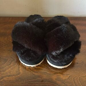 Women’s size 8 soft furry  black slippers never worn
